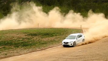 Vídeos para eventos de empresa. coche Mazda en circuito de tierra